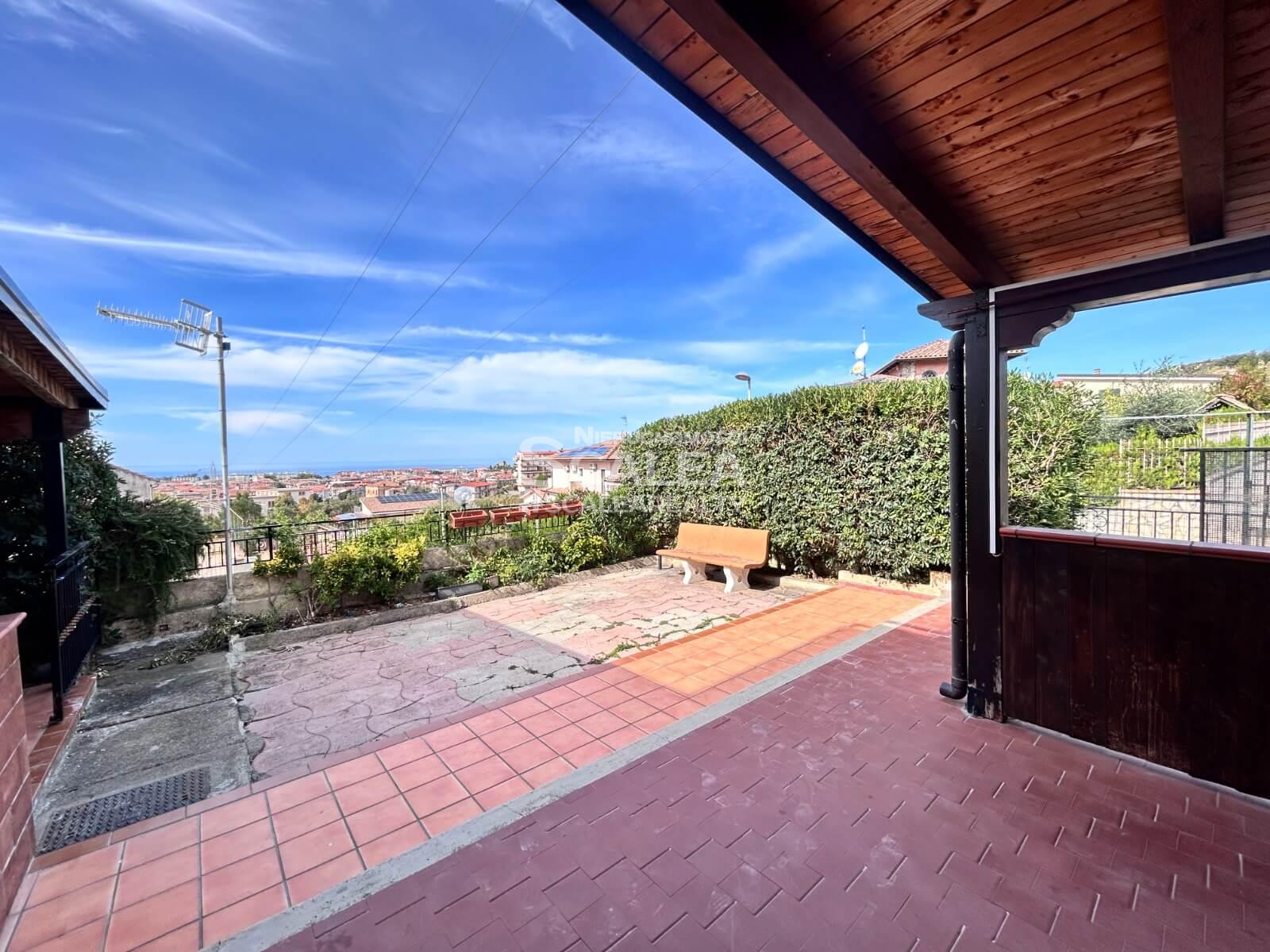 Apartament z widokiem na morze i ogrodem w centrum Scalea