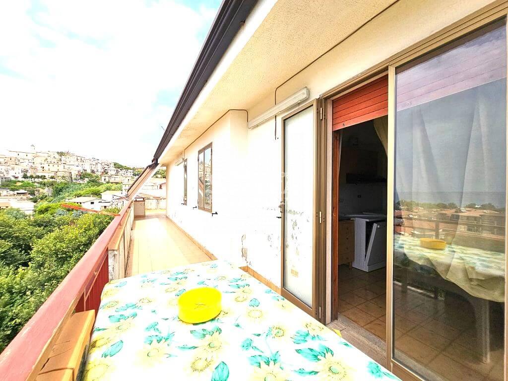 Apartament z garażem, w centrum Scalea, 80 m2 z widokiem na morze