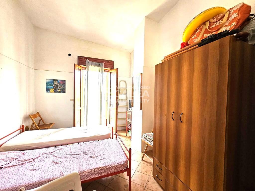 Apartament z garażem, w centrum Scalea, 80 m2 z widokiem na morze