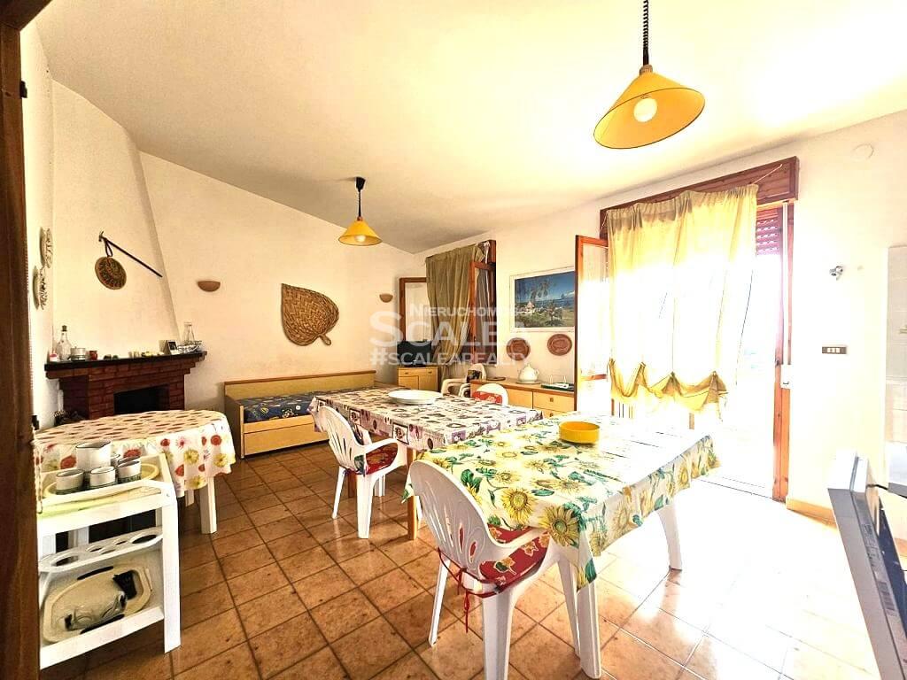 Apartament z garażem, w centrum Scalea, 80 m2 z widokiem na morze