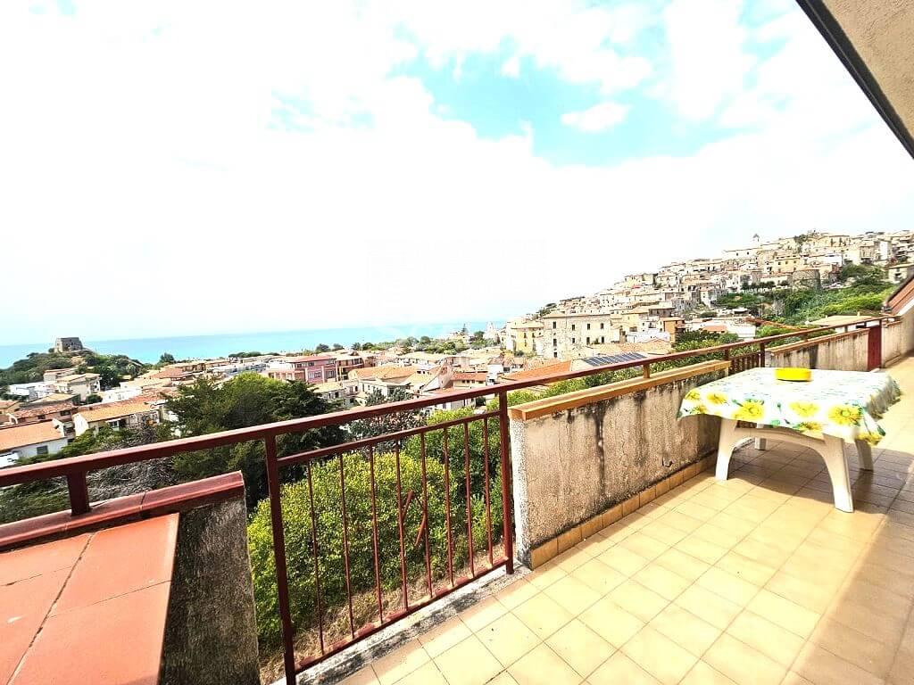 Apartament z garażem, w centrum Scalea, 80 m2 z widokiem na morze