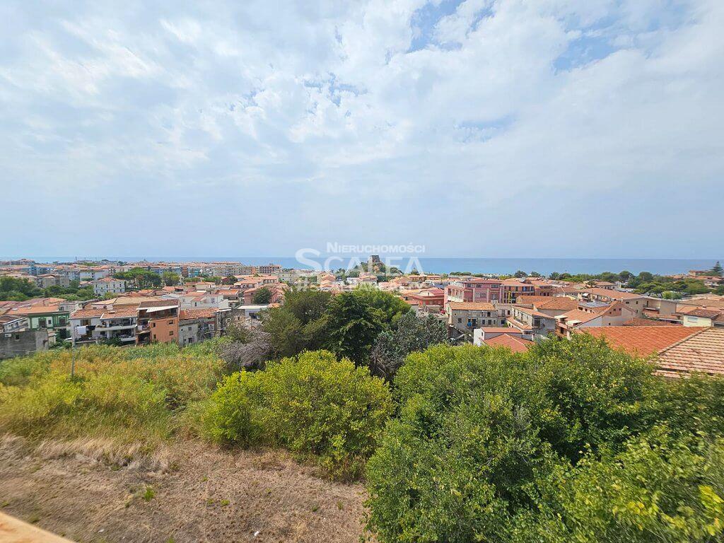 Apartament z garażem, w centrum Scalea, 80 m2 z widokiem na morze