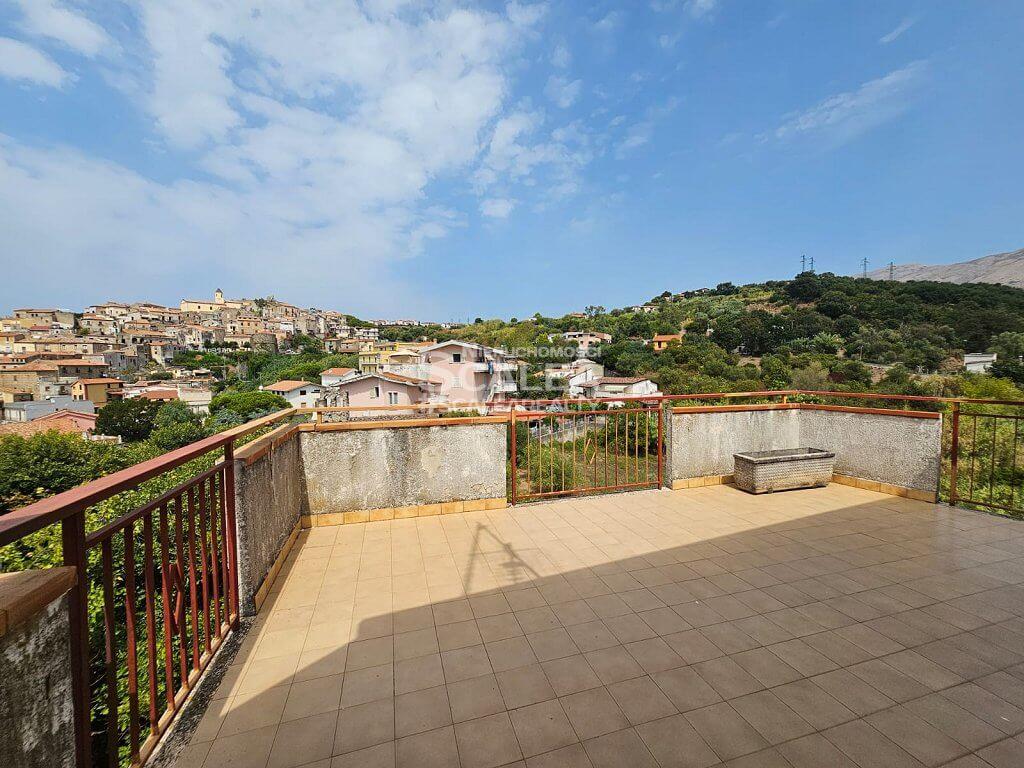 Apartament z garażem, w centrum Scalea, 80 m2 z widokiem na morze